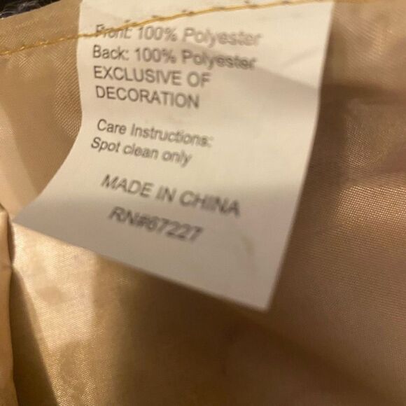 HOLIDAY STYLE‎ Table Runner Red Truck 13”X68” - Picture 3 of 6